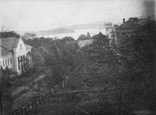 Hos Oslobilder.no finst dette biletet av Parkvegen i 1866. Da er døra framleis på plass. Biletet høyrer til Oslo Bymuseum, fotografen er ukjend 
